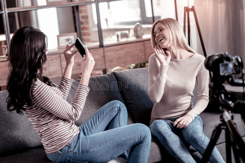 Ciemnowłosa kobieta fotografuje jej przyjaciela obrazy stock Ciemnowłosa kobieta fotografuje jej przyjaciela obrazy stock