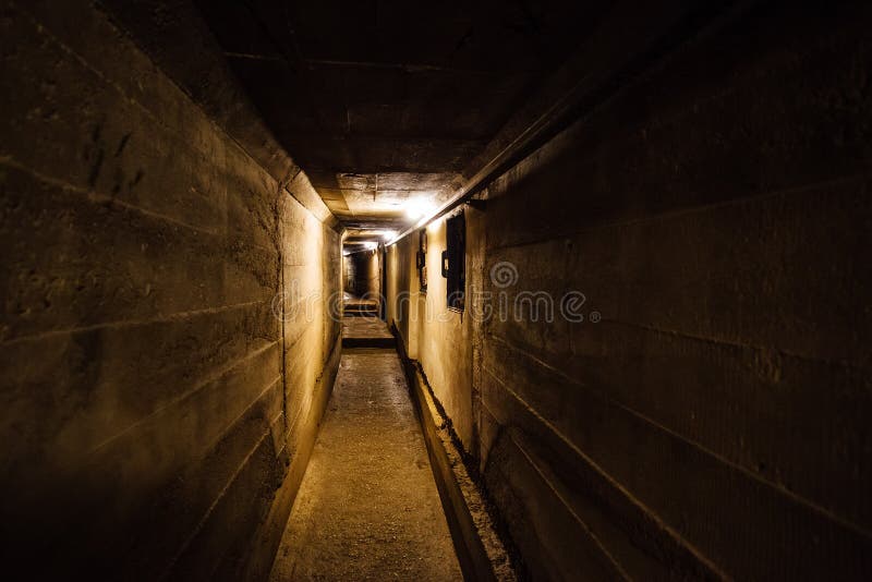 Ciemny korytarz stary podziemny Radziecki militarny bunkier pod artyleryjską fortyfikacją obrazy stock Ciemny korytarz stary podziemny Radziecki militarny bunkier pod artyleryjską fortyfikacją obrazy stock