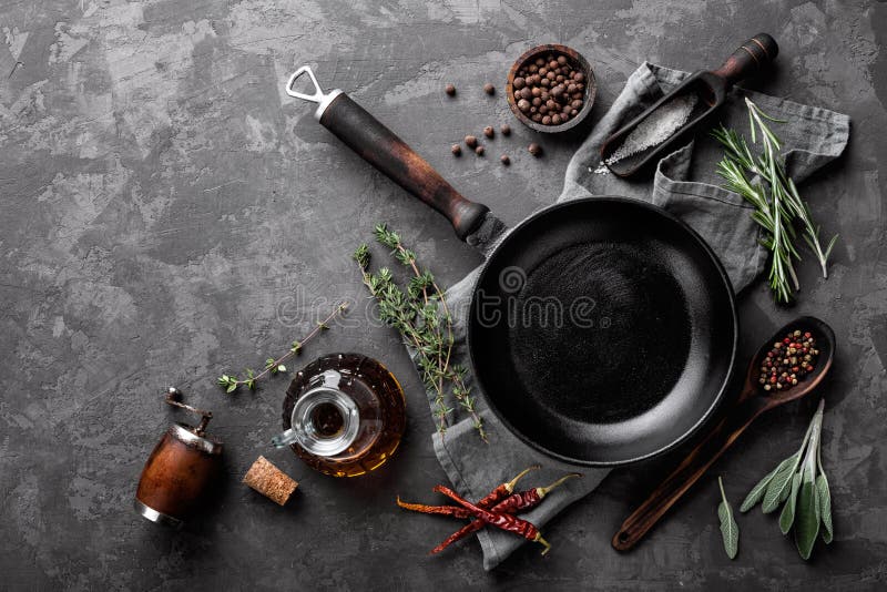 Ciemny kulinarny tło z pustą czarną niecką fotografia stock Ciemny kulinarny tło z pustą czarną niecką fotografia stock