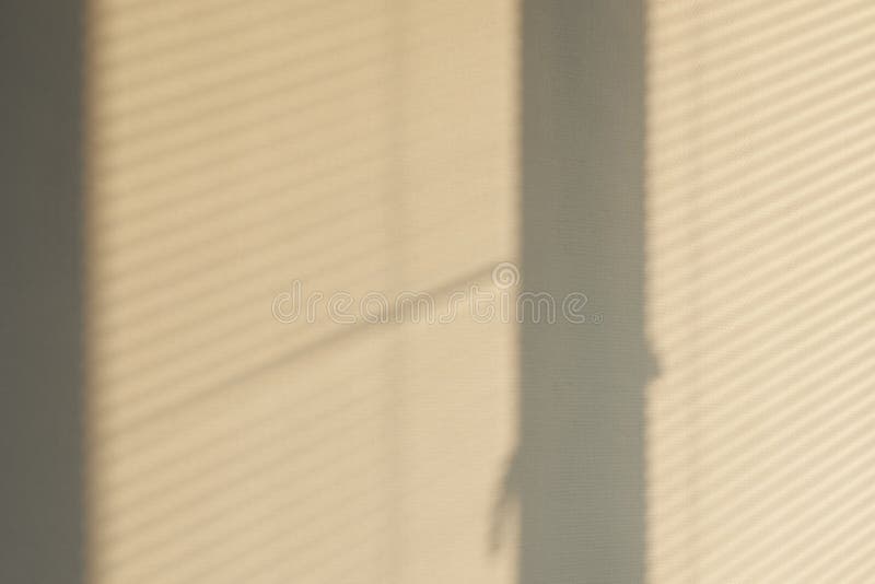Cienie linii równoległych światła słonecznego okna projektu przemysłowego. światło i cień z okna. cienkie linie światła na fotografia stock
