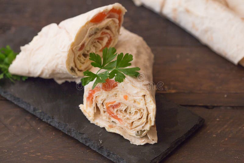 Cienki Armeński pita chleb lub lavash rolka faszerowaliśmy z ryba, jajkami i serem, obrazy stock Cienki Armeński pita chleb lub lavash rolka faszerowaliśmy z ryba, jajkami i serem, obrazy stock