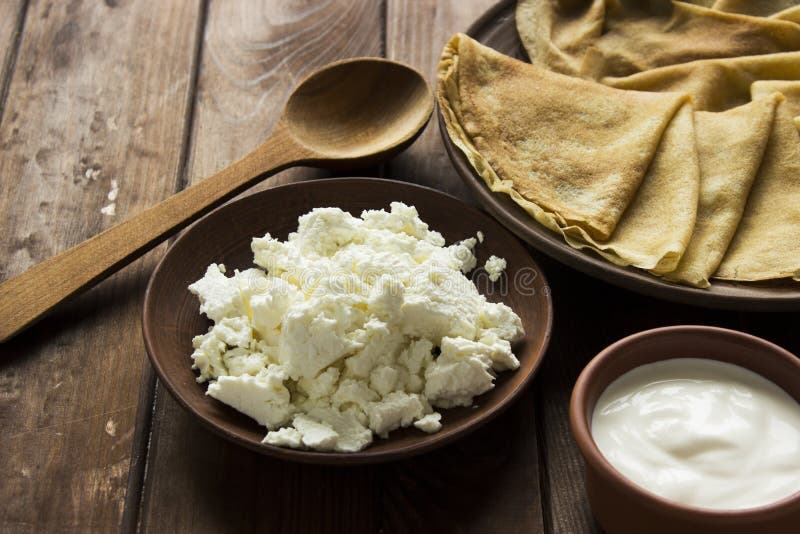 Cienkie Ukraińskie krepy, chałupa ser i podśmietania creme w crocke, fotografia stock Cienkie Ukraińskie krepy, chałupa ser i podśmietania creme w crocke, fotografia stock