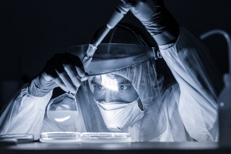 Cientista de vida que pesquisa no bio laboratório do perigo Alto nível do trabalho da proteção fotos de stock Cientista de vida que pesquisa no bio laboratório do perigo Alto nível do trabalho da proteção fotos de stock