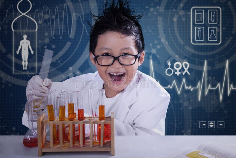 Cientista engraçado que faz a pesquisa no laboratório imagem de stock royalty free Cientista engraçado que faz a pesquisa no laboratório imagem de stock royalty free