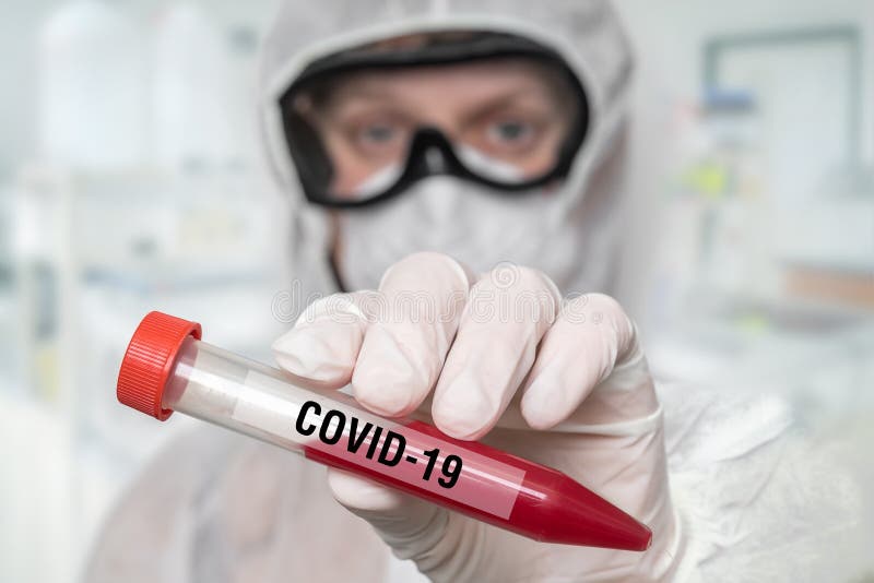 Cientista está segurando tubo de ensaio em CORONAVIRUS COVID-19 imagens de stock Cientista está segurando tubo de ensaio em CORONAVIRUS COVID-19 imagens de stock