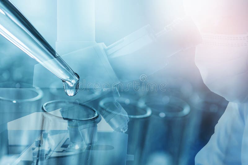 Cientista masculino fazendo microscópio para amostras de química, examinando Equipamentos de laboratório e experiências científic imagem de stock Cientista masculino fazendo microscópio para amostras de química, examinando Equipamentos de laboratório e experiências científic imagem de stock
