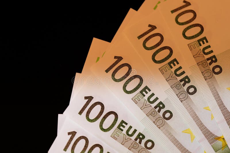 Cientos notas del euro sobre un fondo oscuro Color de Brown entonado imagen de archivo libre de regalías Cientos notas del euro sobre un fondo oscuro Color de Brown entonado imagen de archivo libre de regalías