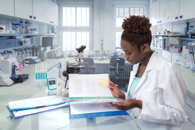 Científico africano, trabajador médico o tecnología en laboratorio moderno fotografía de archivo