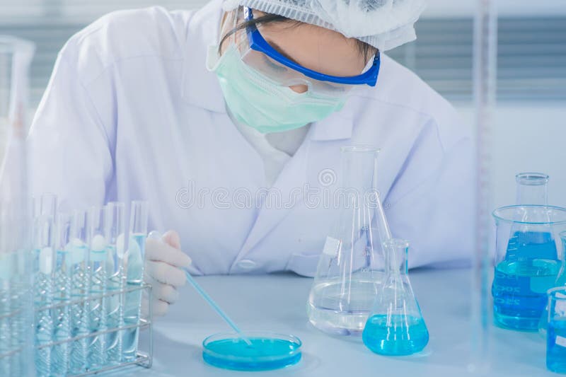 Científico asiático de las mujeres con el tubo de ensayo que hace la investigación en laboratorio clínico Ciencia, química, tecno imágenes de archivo libres de regalías Científico asiático de las mujeres con el tubo de ensayo que hace la investigación en laboratorio clínico Ciencia, química, tecno imágenes de archivo libres de regalías