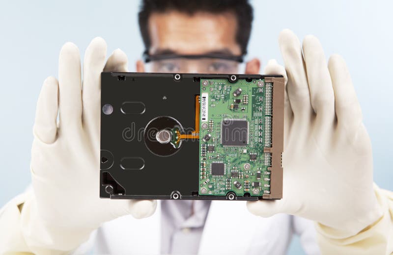 Científico con disco duro de ordenador fotografía de archivo libre de regalías