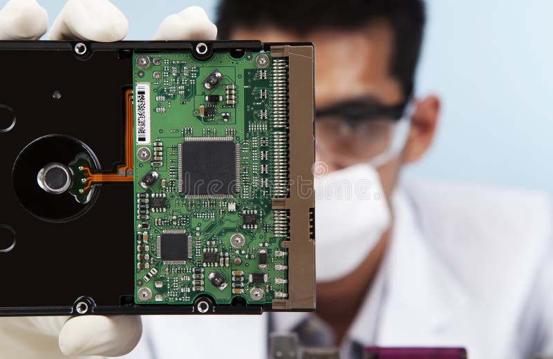 Científico con disco duro de ordenador fotografía de archivo libre de regalías