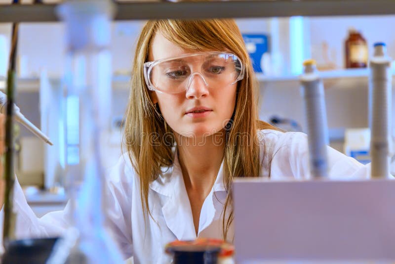 Científico de la mujer en laboratorio imagen de archivo libre de regalías Científico de la mujer en laboratorio imagen de archivo libre de regalías