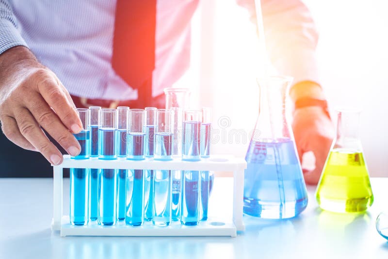 Científico del profesor de la química en laboratorio de la sustancia química de la ciencia fotos de archivo libres de regalías Científico del profesor de la química en laboratorio de la sustancia química de la ciencia fotos de archivo libres de regalías