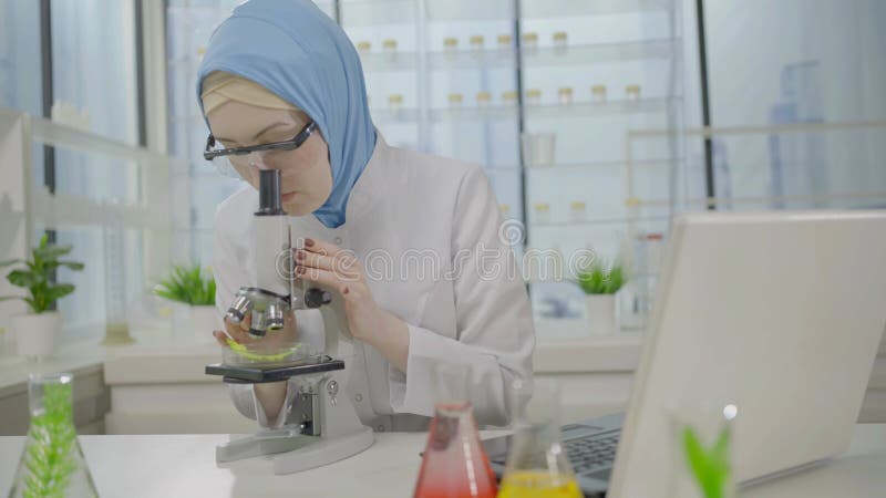 Científico reflexivo y desconcertado musulmán en un laboratorio moderno
