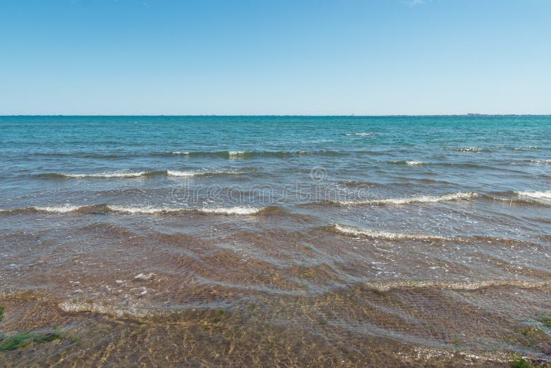 Ciepły lata morze, opróżnia plażę obraz royalty free Ciepły lata morze, opróżnia plażę obraz royalty free