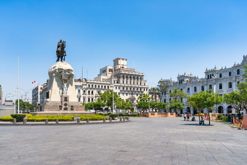 Ciepły słoneczny dzień w Plaza San Martin wraz z rzeźbą generała Jose de San Martina zdjęcia stock