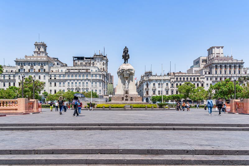 Ciepły słoneczny dzień w Plaza San Martin wraz z rzeźbą generała Jose de San Martina zdjęcie stock