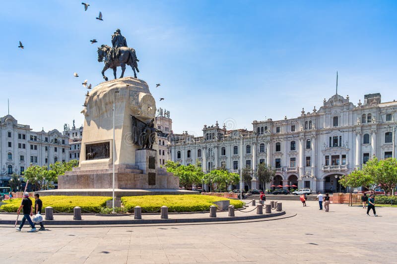 Ciepły słoneczny dzień w Plaza San Martin wraz z rzeźbą generała Jose de San Martina obrazy stock