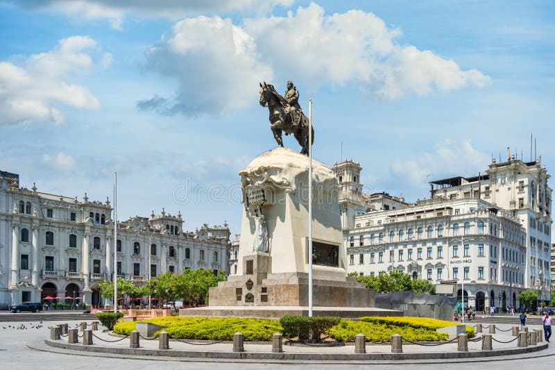 Ciepły słoneczny dzień w Plaza San Martin wraz z rzeźbą generała Jose de San Martina zdjęcie royalty free