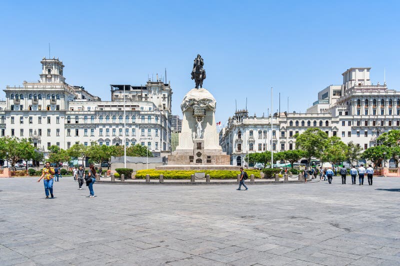Ciepły słoneczny dzień w Plaza San Martin wraz z rzeźbą generała Jose de San Martina obrazy royalty free