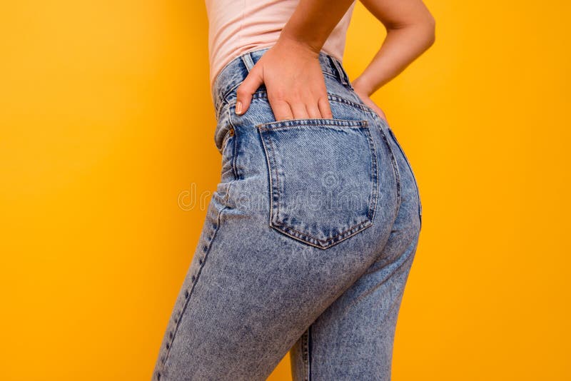 Cierre cosechado encima de la foto lateral del perfil hermosa que sorprende ella su figura ideal ciudad soleada de la forma de la foto de archivo libre de regalías Cierre cosechado encima de la foto lateral del perfil hermosa que sorprende ella su figura ideal ciudad soleada de la forma de la foto de archivo libre de regalías