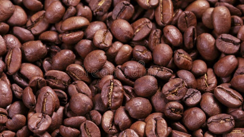 cierre crudo 4k encima de la cantidad de girar los granos de café asados