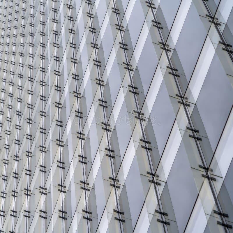 Cierre cuadrado del marco encima de la vista del exterior de un edificio multi del piso contra el cielo blanco brillante imágenes de archivo libres de regalías Cierre cuadrado del marco encima de la vista del exterior de un edificio multi del piso contra el cielo blanco brillante imágenes de archivo libres de regalías