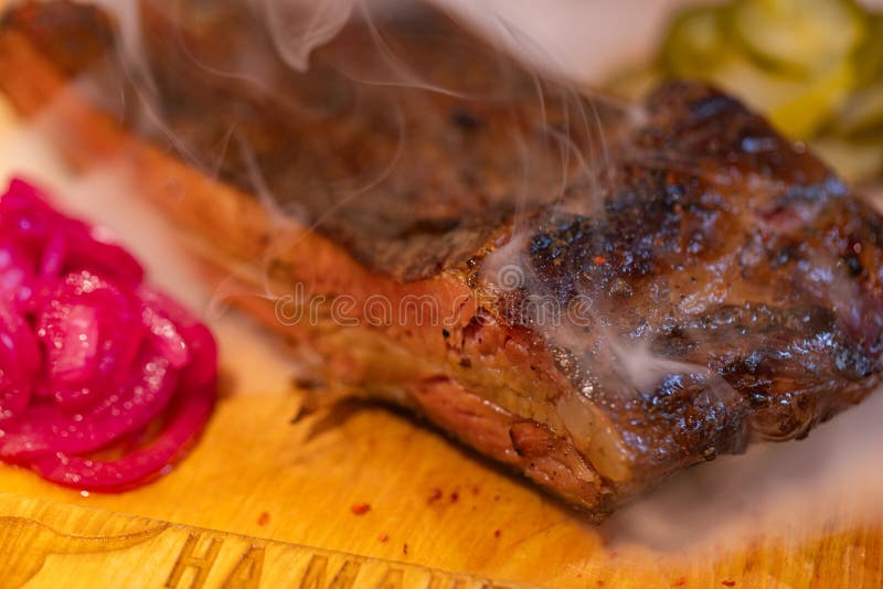 Cierre de costillas de cerdo asadas en el restaurante imagenes de archivo