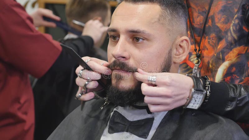 Cierre de la barba de los peines del peluquero para arriba