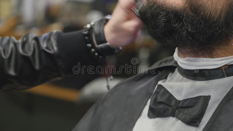 Cierre de la barba de los peines del peluquero para arriba