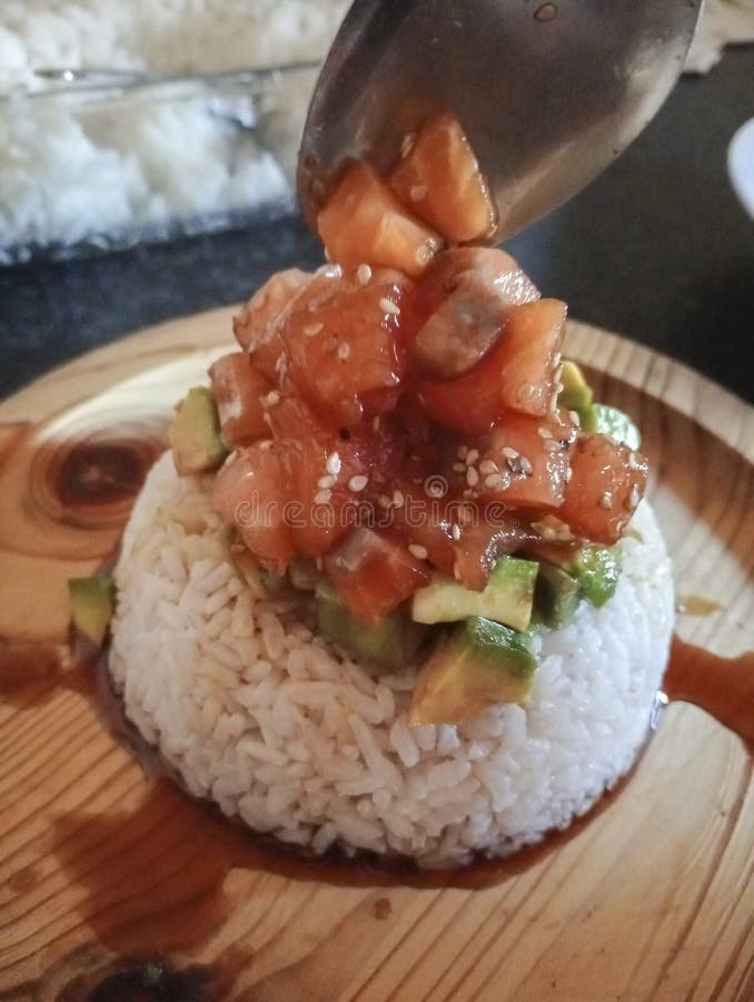Cierre de la comida japonesa a base de arroz y salmón fresco. sushi y sashimi. sashimi de sushi y salmón.