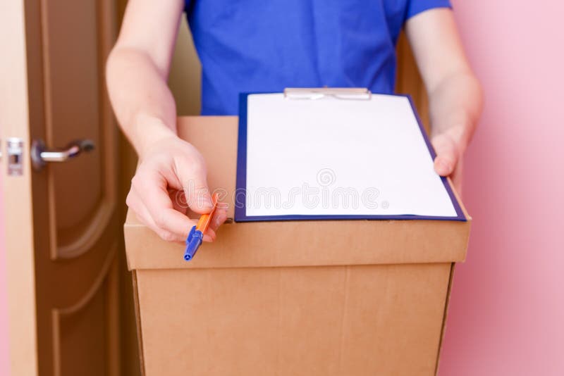 Cierre de la imagen para arriba del mensajero con la pluma, hoja de papel en blanco, caja de cartón imágenes de archivo libres de regalías Cierre de la imagen para arriba del mensajero con la pluma, hoja de papel en blanco, caja de cartón imágenes de archivo libres de regalías