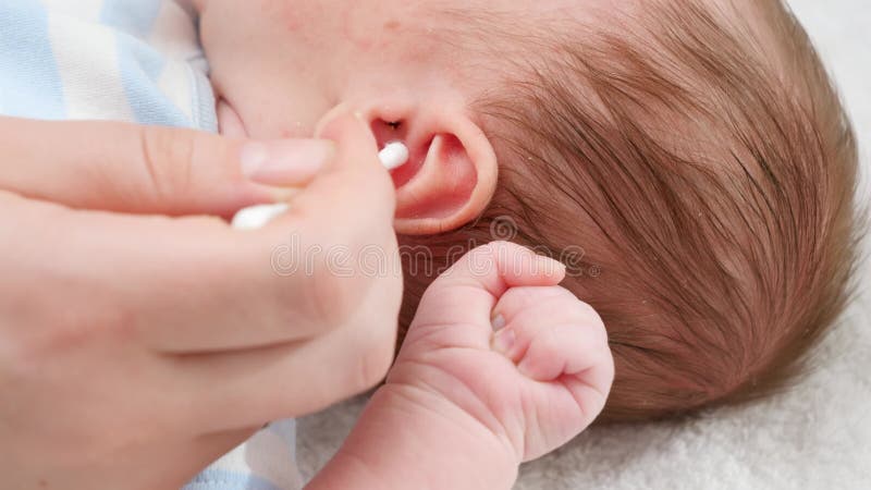 Cierre De La Madre Utilizando Bastoncillos De Algodón Para Limpiar Los Oídos  De Los Niños Pequeños De La Cera Del Oído. El Concept Metrajes - Vídeo de  lifestyle, mirando: 208855226