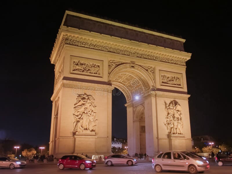 Cierre de la noche encima de la vista del Arco del Triunfo de l ‘etoile, París imagenes de archivo Cierre de la noche encima de la vista del Arco del Triunfo de l ‘etoile, París imagenes de archivo