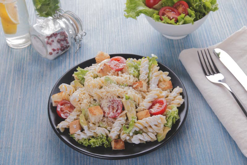 Cierre de la salsa de tomate del prendedero del pollo del aguacate de las pastas de la ensalada César para arriba foto de archivo Cierre de la salsa de tomate del prendedero del pollo del aguacate de las pastas de la ensalada César para arriba foto de archivo