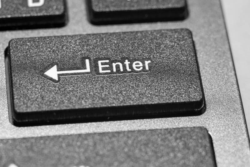 Cierre de la tecla Intro en un teclado de computadora negro fotografía de archivo