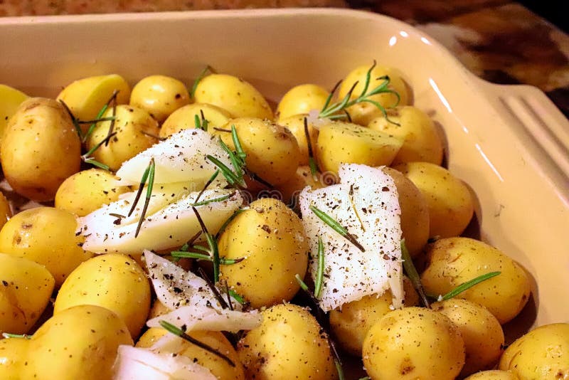 Cierre De Las Papas Para Bebes A Punto De Entrar Al Horno Imagen De Archivo Imagen De Patatas Romero Cierre De Las Papas Para Bebes A Punto De Entrar Al Horno Imagen De Archivo Imagen De Patatas Romero