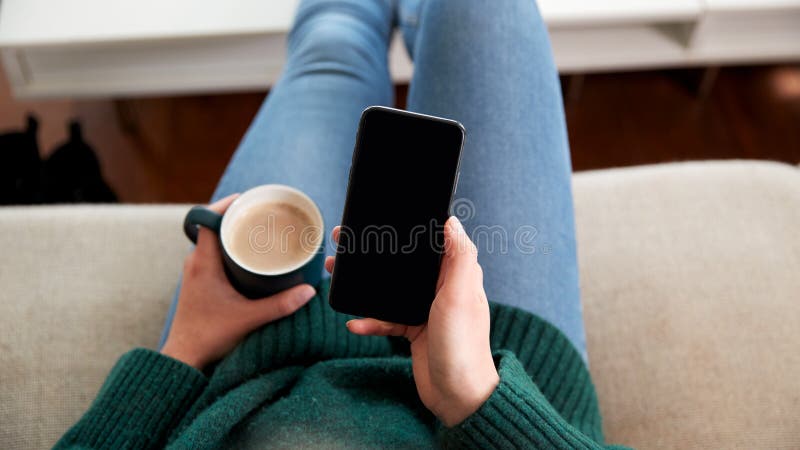 Cierre de sesión de la mujer mirando a pantalla en blanco con espacio de copia en el teléfono móvil relajante en casa foto de archivo libre de regalías