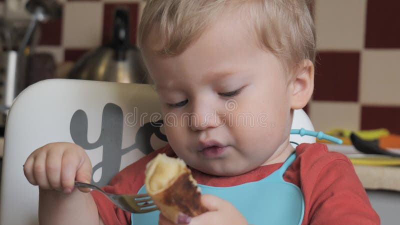 Cierre de un niño pequeño desayunando almacen de metraje de vídeo