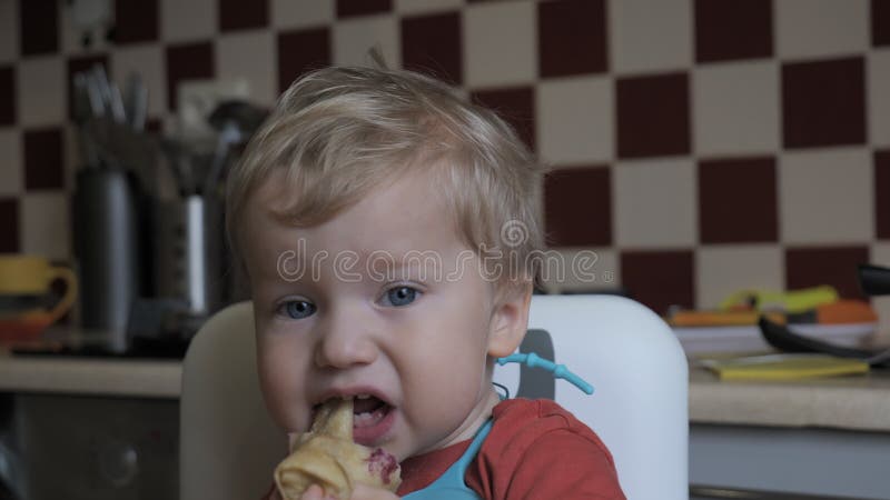 Cierre de un niño pequeño desayunando almacen de video