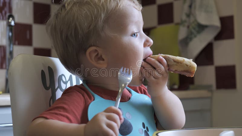 Cierre de un niño pequeño desayunando almacen de metraje de vídeo