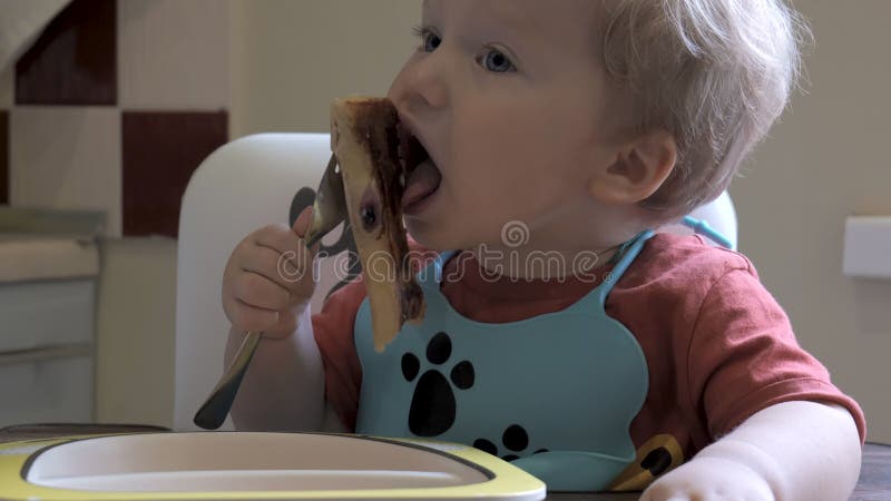 Cierre de un niño pequeño desayunando almacen de metraje de vídeo