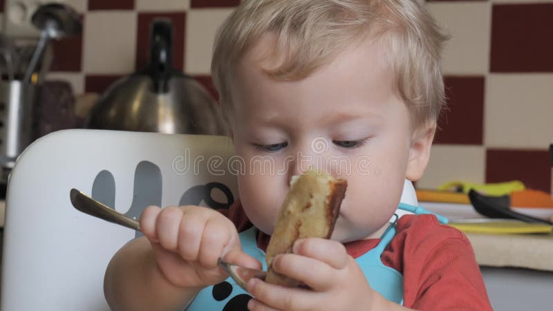 Cierre de un niño pequeño desayunando almacen de metraje de vídeo