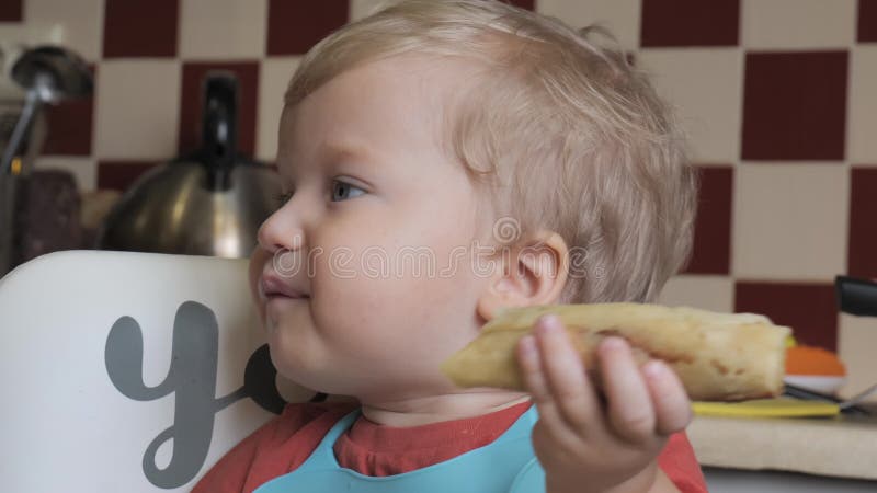 Cierre de un niño pequeño desayunando almacen de metraje de vídeo