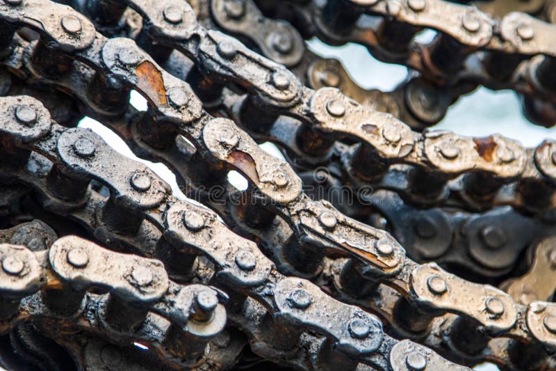 Cierre de una cadena de motocicletas sucia con aceite de motor en una rueda y partes metálicas. fondo abstracto imágenes de archivo libres de regalías