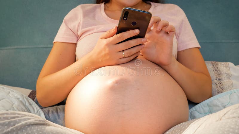 Murmuring Required Mordrin Cierre De Una Mujer Embarazada Con Gran Barriga En Pijamas Escribiendo Un Mensaje En Un Smartphone. Muchacha Embarazada Que Usa Sm Imagen de archivo - Imagen de dormitorio, bedtime: 207014097 Murmuring Required Mordrin Cierre De Una Mujer Embarazada Con Gran Barriga En Pijamas Escribiendo Un Mensaje En Un Smartphone. Muchacha Embarazada Que Usa Sm Imagen de archivo - Imagen de dormitorio, bedtime: 207014097