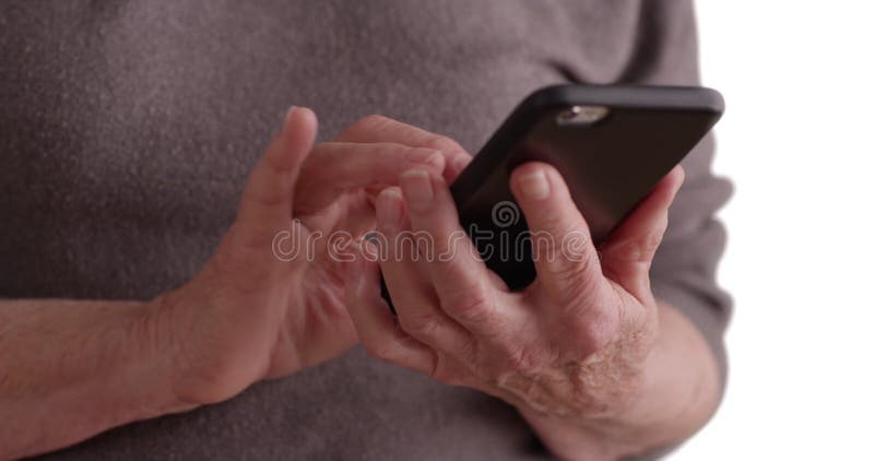 Cierre de una mujer madura usando un smartphone para leer textos en espacio de copia blanca metrajes