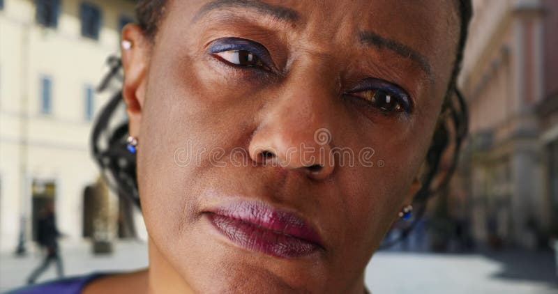 Cierre de una mujer negra madura mirando tristemente a la distancia metrajes