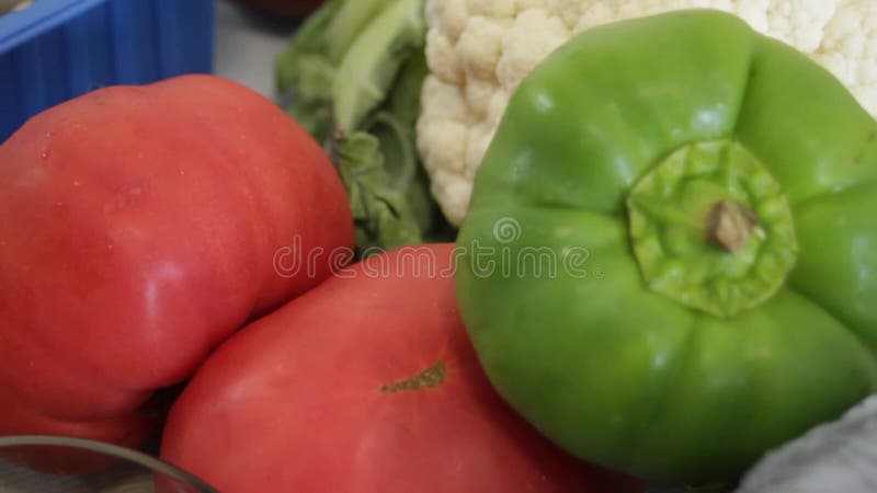 Cierre de verduras frescas y frescas. Tomates pimientos champiñones y col. Preparación de verduras para cocinar. almacen de video