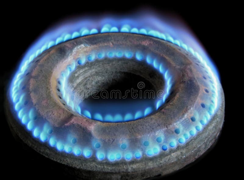 Cierre del fuego de la llama de la hornilla de la estufa de gas para arriba contra fondo negro imagenes de archivo Cierre del fuego de la llama de la hornilla de la estufa de gas para arriba contra fondo negro imagenes de archivo